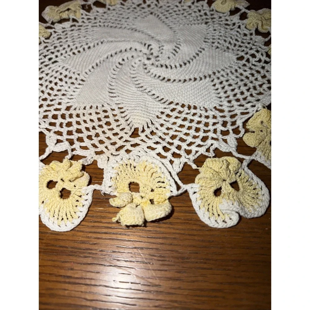 Vtg‎ Hand Crocheted White Spiral Doileyvwith Yellow Pansy Flower Border 13